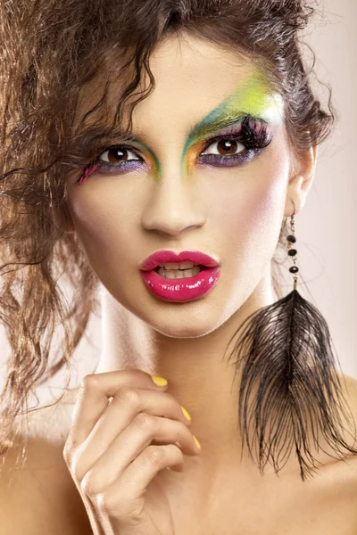 Jeune visage féminin attrayant avec maquillage multicolore — Photo