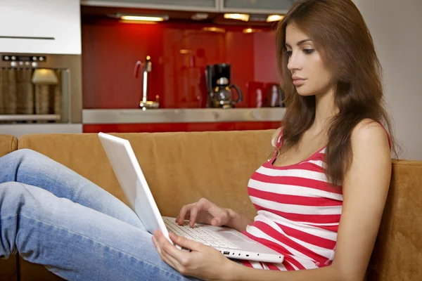 Femme écrivant sur ordinateur portable — Photo