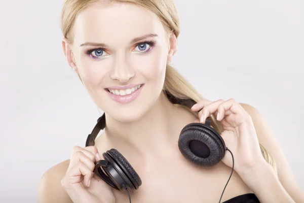 Vackra flicka är lyssna till musik — Stockfoto