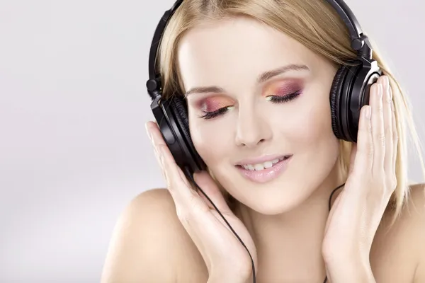 Mooi meisje is luisteren naar de muziek — Stockfoto