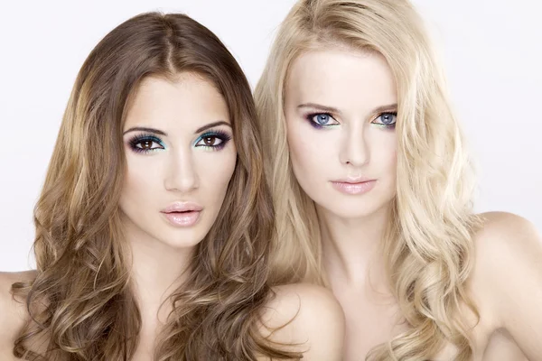 Дві дівчини друзі блондинка і брюнетка — стокове фото