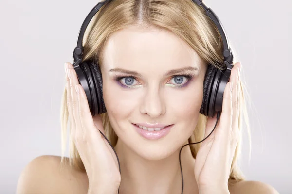 Menina bonita é ouvir a música — Fotografia de Stock