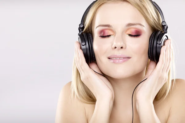 美しい少女は、音楽に耳を傾ける — ストック写真