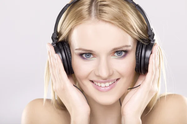 Piękna dziewczyna jest do słuchania muzyki — Zdjęcie stockowe