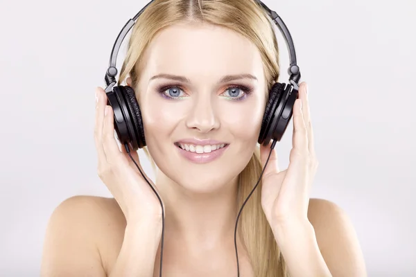Gyönyörű lány a zenét hallgatni — Stock Fotó