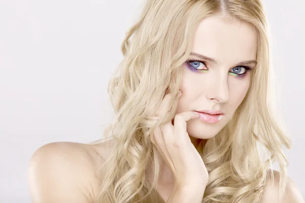 Jonge mooie vrouw met mooie blonde haren — Stockfoto