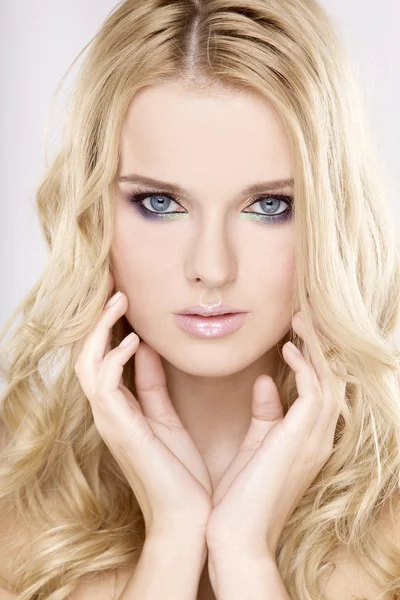 Fiatal csinos nő, gyönyörű szőke szőrszálak — Stock Fotó