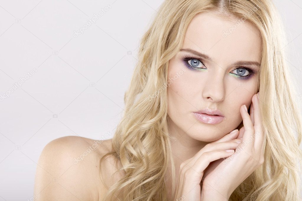 아름 다운 금발 머리를 가진 젊은 예쁜 여자 — 스톡 사진 © Bartekwardziak 6494148