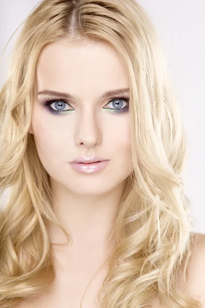 Молода красива жінка з красивими блондинками — стокове фото