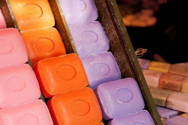 Barras de jabón de colores en la caja del Mercado de Niza —  Fotos de Stock