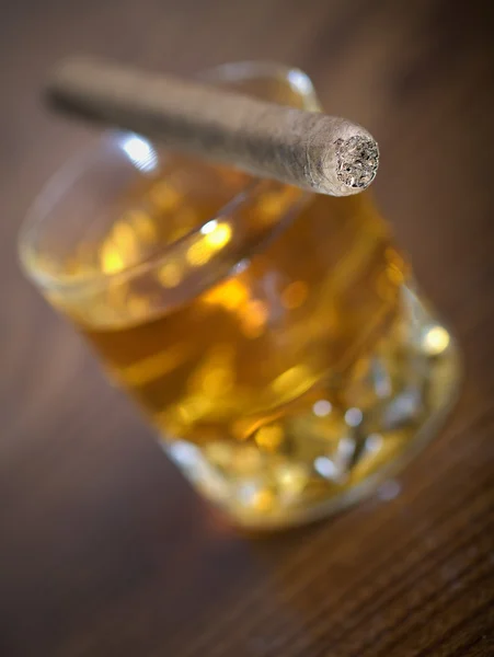 The whisky and cigar on table — Stock Photo, Image