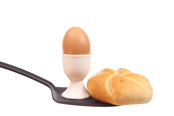 Αυγό και ένα κουλούρι σε ένα κουτάλι — Φωτογραφία Αρχείου