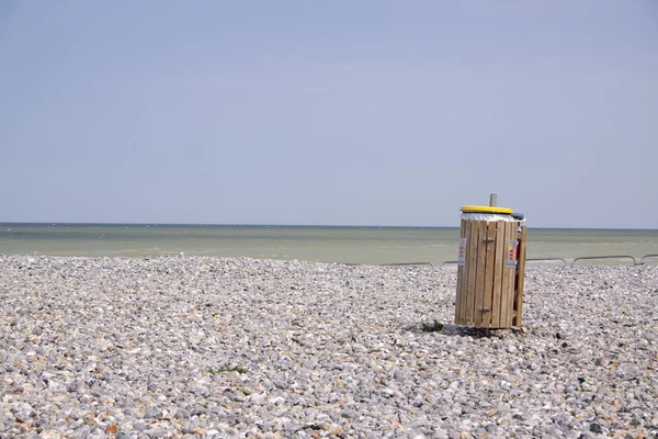 Çakmaktaş kıyı boyunca üzerinde çöp kovası — Stok fotoğraf