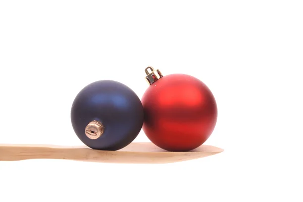Bolas de Natal em uma colher de madeira isolada em um fundo branco — Fotografia de Stock