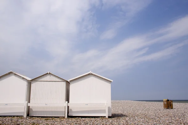 Strand-hutten op flintstone langs de kust — Stockfoto