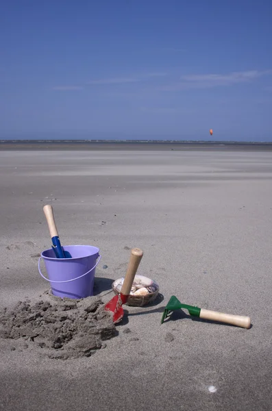 Hračky kbelíky v písku na pláži — Stock fotografie
