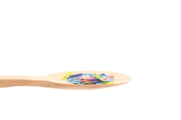 Pinzas sobre una cuchara de madera aislada sobre un fondo blanco —  Fotos de Stock