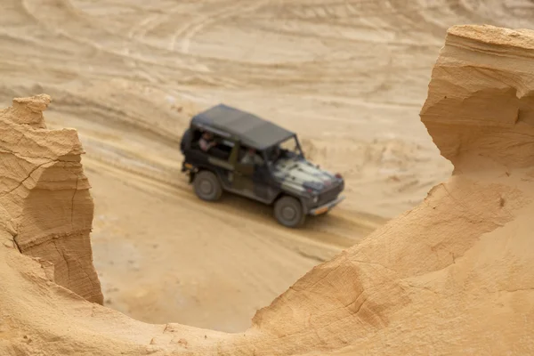 Conduite hors route dans une fosse de sable — Photo