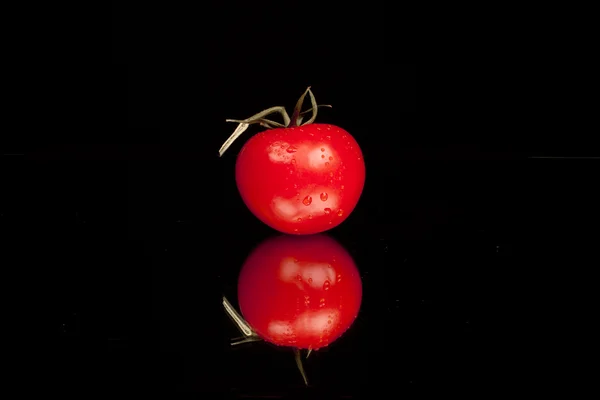Tomate auf einem Spiegel — Stockfoto