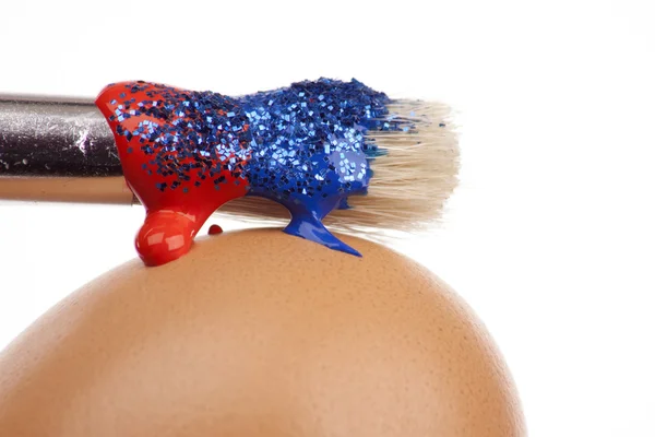 Pennello gocciolante con glitter che dipinge un uovo di Pasqua — Foto Stock