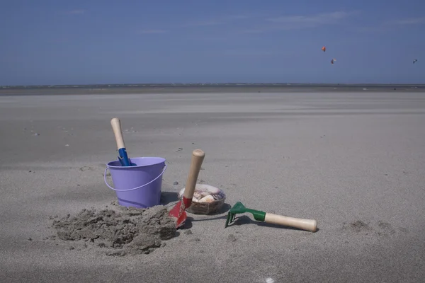 Speelgoed-emmers in het zand op het strand — Stockfoto