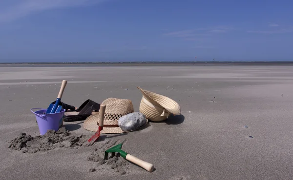 Baldes de brinquedo na areia na praia — Fotografia de Stock