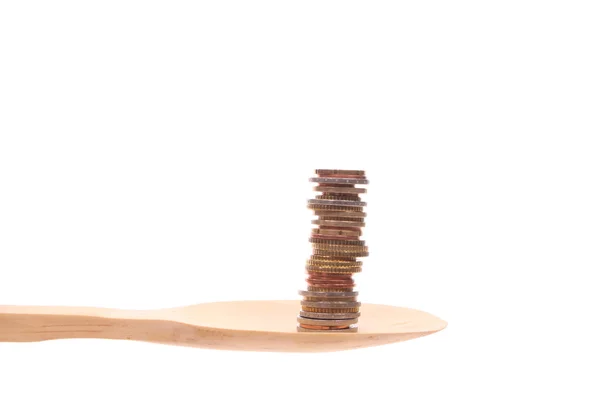 Geld op een houten lepel geïsoleerd op een witte achtergrond — Stockfoto