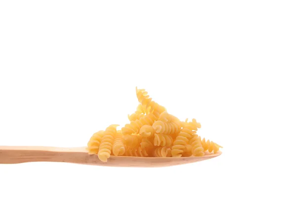Italienische Pasta auf einem Kochlöffel isoliert auf weißem Hintergrund — Stockfoto