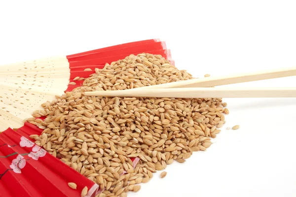 Unpeeld rijst en eetstokjes — Stockfoto