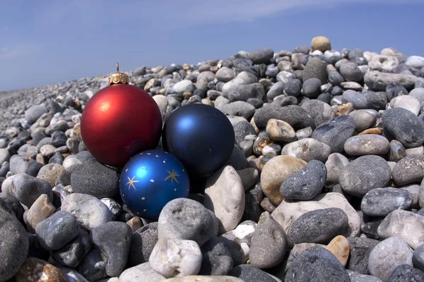 Çakmaktaş kıyı boyunca Noel topları — Stok fotoğraf