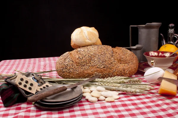 パン、パンと古い昔ながらのランチ — ストック写真