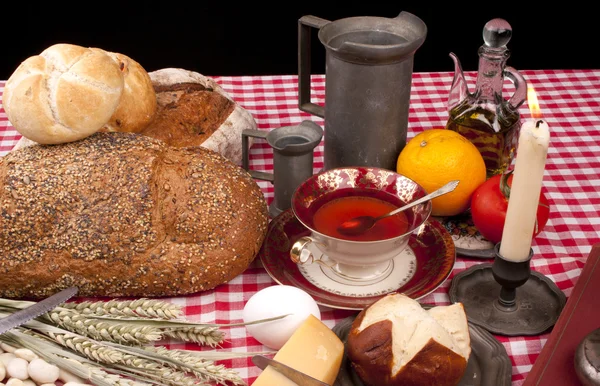 Старомодный обед с булочками и хлебом — стоковое фото