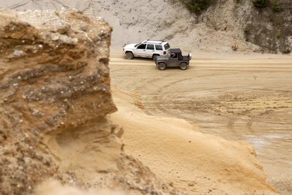 Εκτός δρόμου οδήγηση σε ένα λάκκο της άμμου — Φωτογραφία Αρχείου