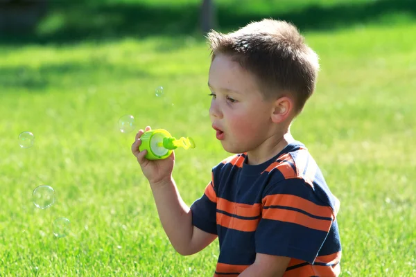 Niño con burbujas —  Fotos de Stock