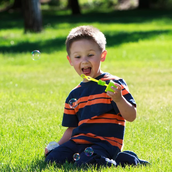 Хлопчик з бульбашками — стокове фото