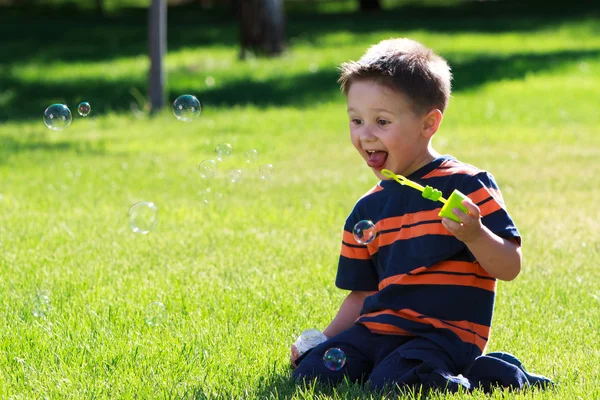 Pojke med bubblor — Stockfoto