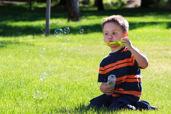 Хлопчик з бульбашками — стокове фото