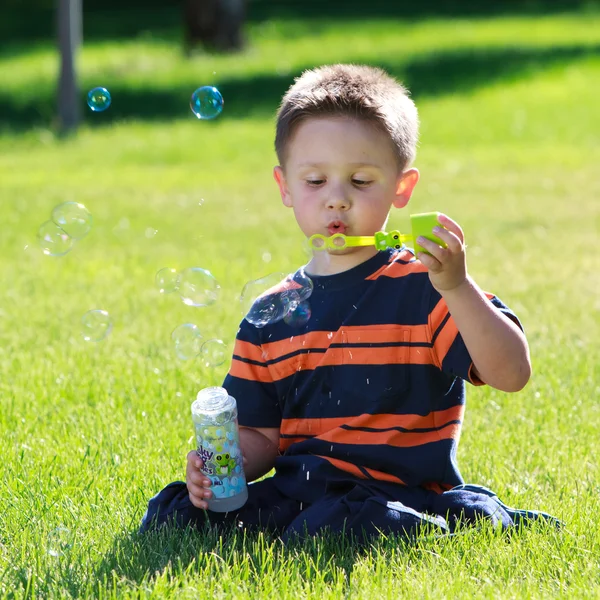 Pojke med bubblor — Stockfoto