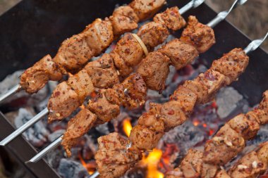 üzerinde bir mangal şiş kebap