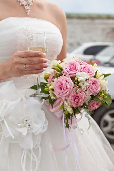 花嫁花束、シャンパン、ワイン ・ ガラス — ストック写真