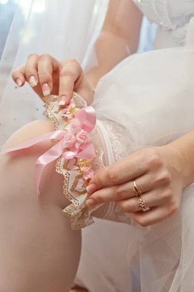 Garter on a foot of the bride — Stock Photo, Image