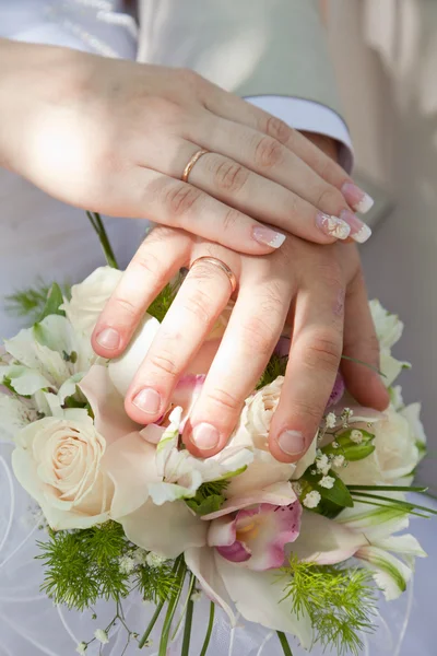 Hands on a bouquet — Stock Photo, Image