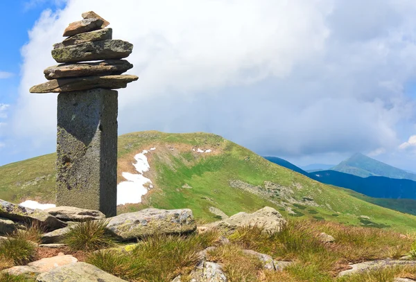 Каменный столб на летних горных хребтах — стоковое фото