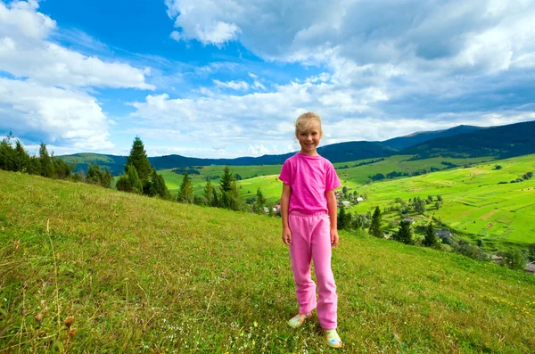 Menina em uma caminhada na montanha — Fotografia de Stock