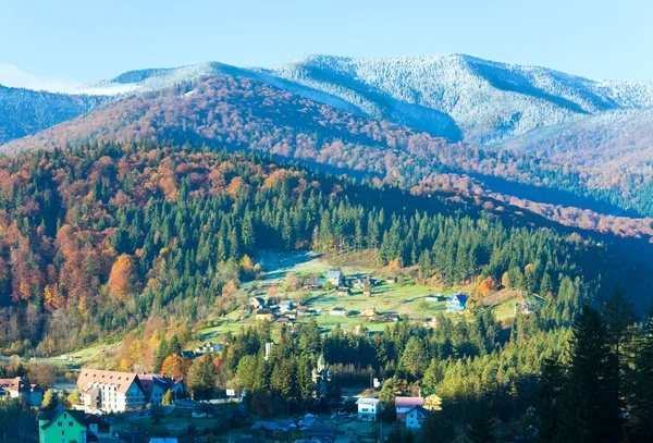 Mañana otoño bosque de montaña y pueblo — Foto de Stock