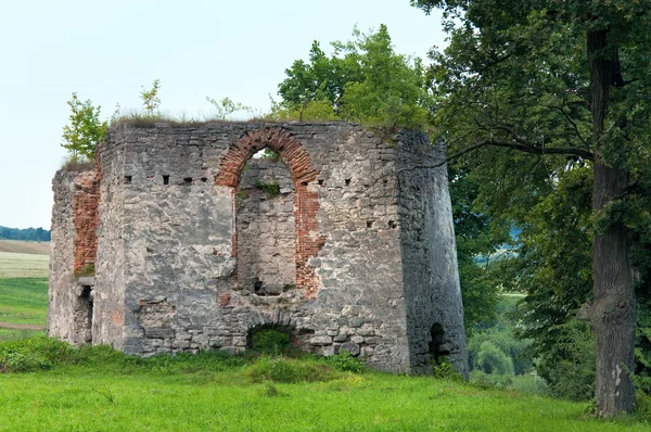 Zomer avond svirzh kasteel vervallen toren weergave (Oekraïne). — Stockfoto