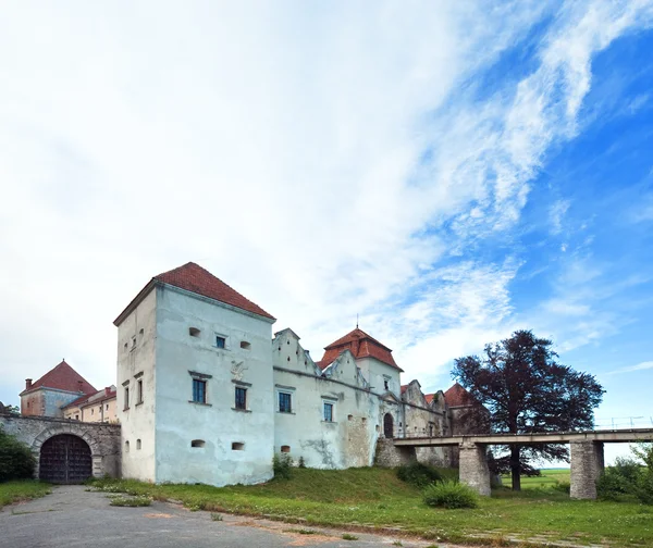 Soirée d'été Svirzh Château vue (Ukraine ). — Photo