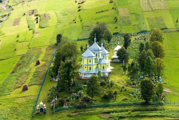 Μικρό ορεινό χωριό εκκλησία — Φωτογραφία Αρχείου
