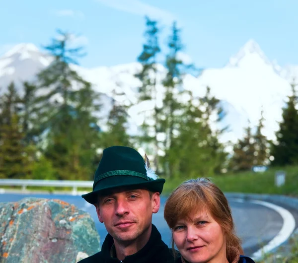 Turist çift grossglockner yüksek dağ yolu üzerinde — Stok fotoğraf