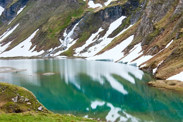 夏天的高山湖泊的思考 — 图库照片